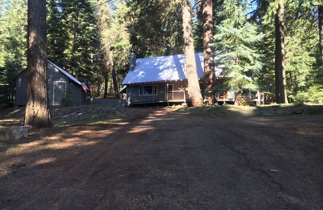 THE REDBAND CABIN - 2 acres at Rocky Point on Klamath Lake - Boat, hike, fish!