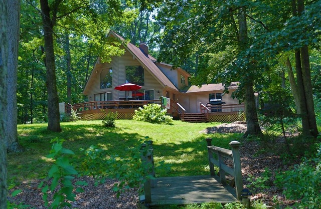 The Redbud Cottage-Beach & Quiet. Lake Sara Waterfront & Wood Fires.
