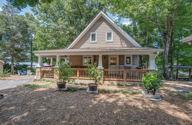 The Regatta-Waterfront Gem with Breathtaking Views & Guest House