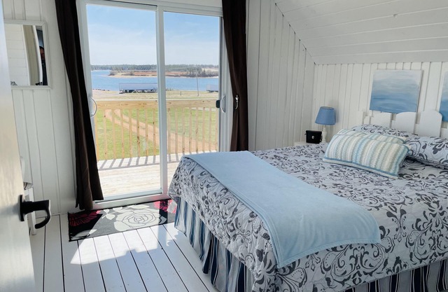 The rest is in Anne's land! - Hot tub, Kayaks Centrally located, stunning views.