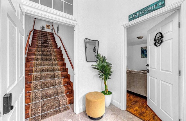 The Retreat - A 6 Bedroom Villa Near Beach & Town