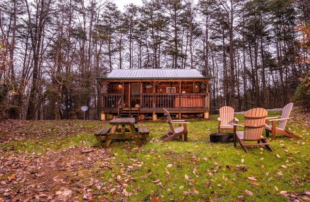 The Retreat - Cozy studio cabin - Hot Tub, Firepit, pond, natural playground