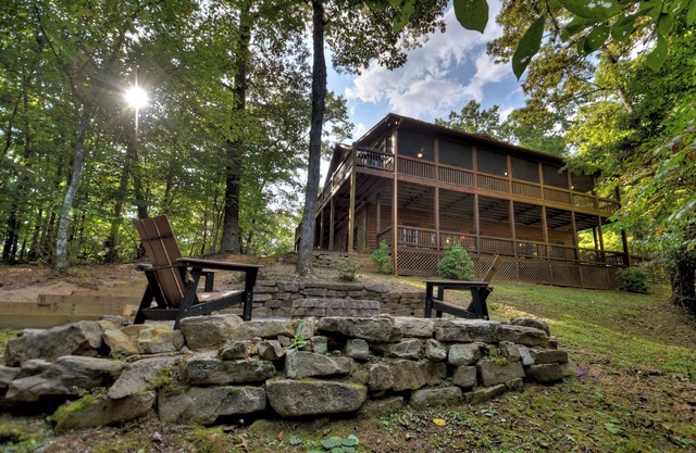 The Retreat is pet-friendly with 3 King beds, Hot Tub, Fire-pit, pool table and minutes from downtown Blue Ridge