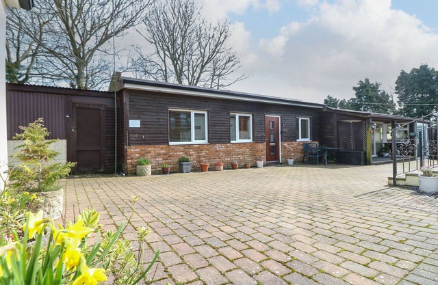 THE RETREAT, pet friendly, character holiday cottage in Niton