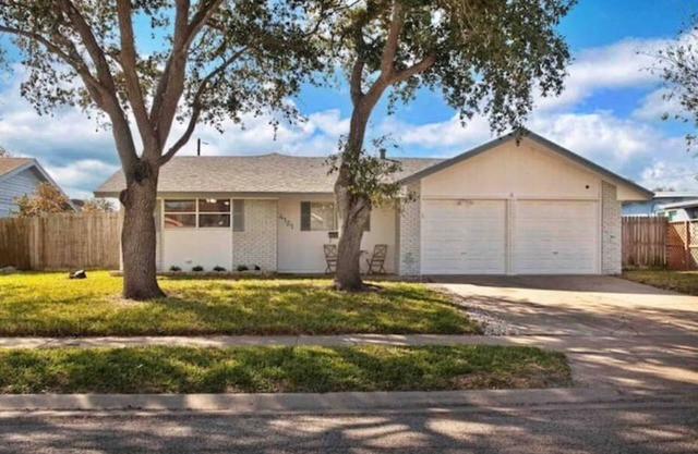 The Retreat-Spacious King Beds-Garage Parking-7 Beds-Cornhole Games