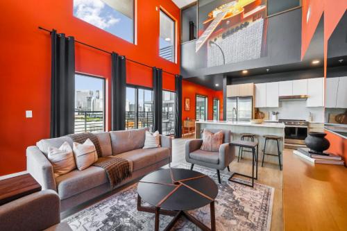 The Rhythm and Rooftop Penthouse Walk To Broadway with Pool and Amazing Views