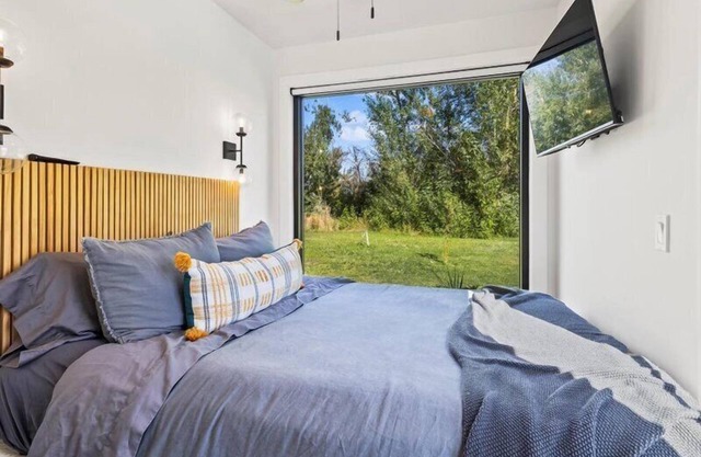 The River Box - Luxury Container Home w/ views + Hot Tub