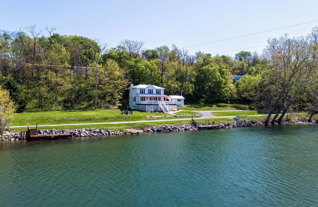 The River House, Pet Friendly with a Hot Tub 15 Minutes to many attractions!
