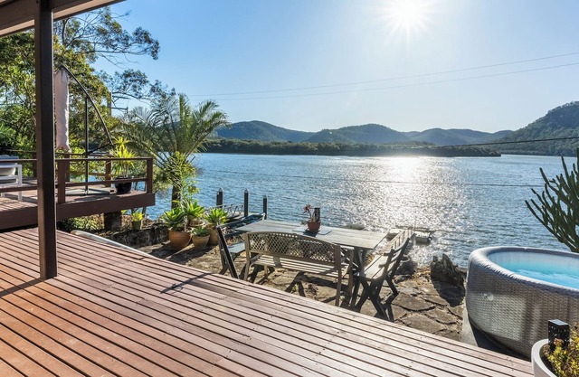 The River Shack - Breathtaking River Views, Waterfront House With hot tub