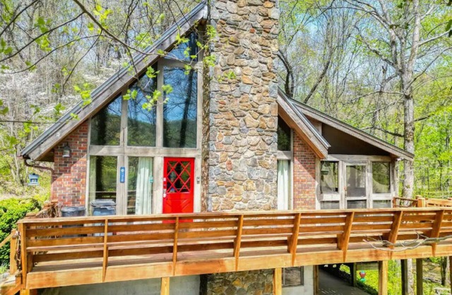 The Riverhouse - on 300 Acres, Hot Tub, Firepit, by creek!