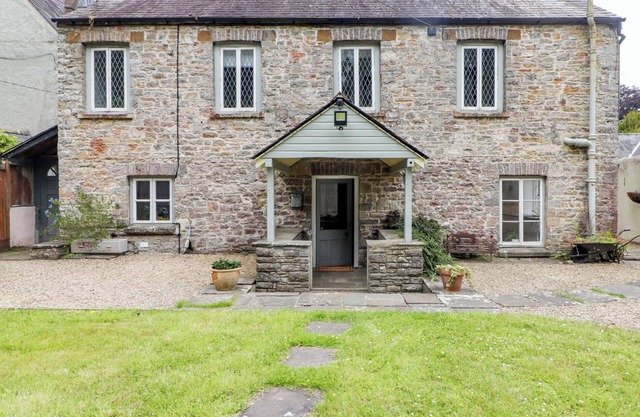 THE ROBINS NEST, pet friendly, with open fire in Cowbridge