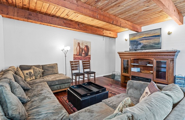 The Rock House - Smart TV, Fireplace, Fenced Yard, BBQ