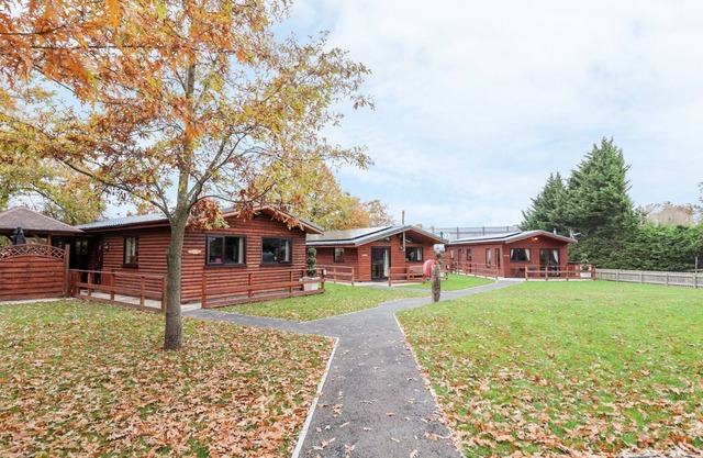 THE ROE, pet friendly, with hot tub in St Asaph