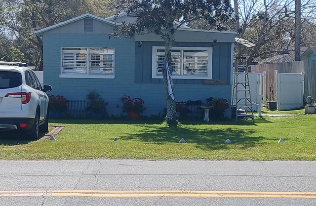 The "Ronnac Cottage" of New Smyrna Beach. Pet friendly 2 BD min. to beach.