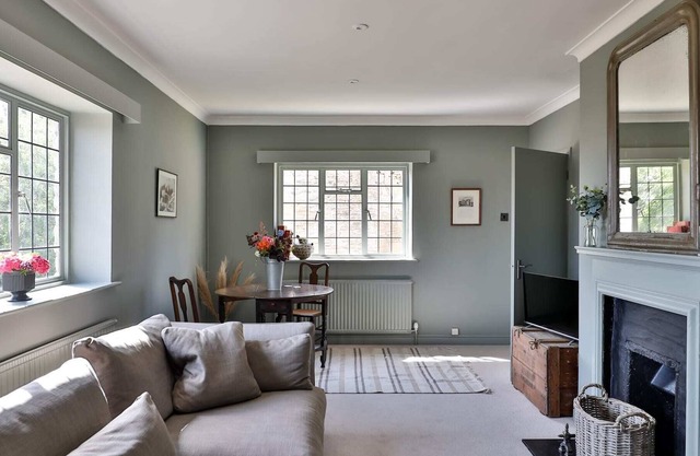 The Rooks Apartment 1, Beverston Castle Cotswolds