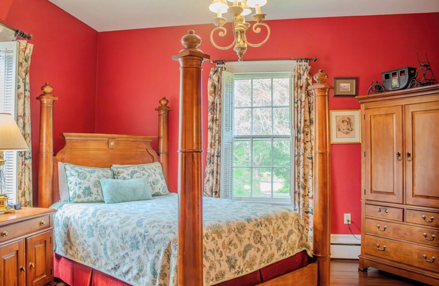 The Rose Room - Charming Private Room w/Ensuite Bath in Historic Downtown Home