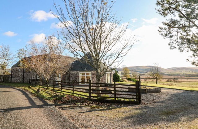 THE ROUNDHOUSE, family friendly, luxury holiday cottage in Blackford