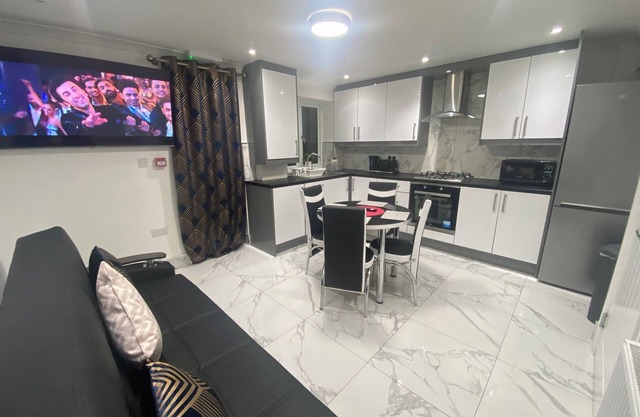 THE ROYAL BOUTIQUE PICCADILLY LODGE BY LONDON HEATHROW
