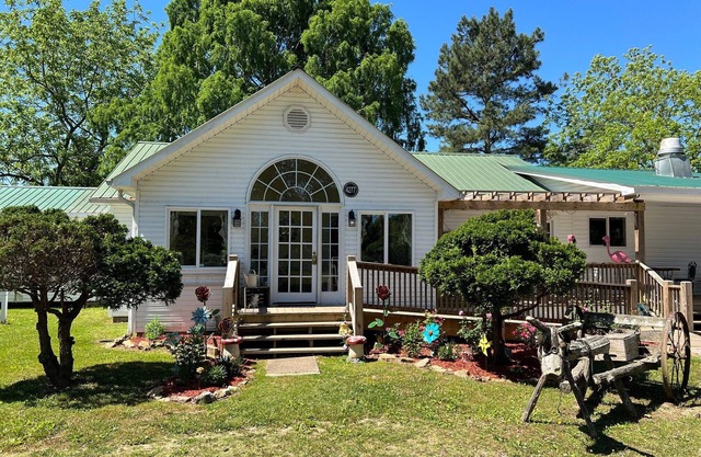 The Royal Suite at The Hatter Cafe and Country InnnBreakfast included