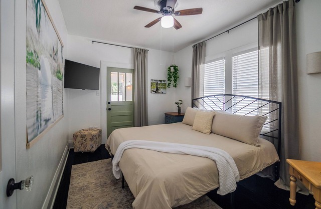 The Royal Swan - Downtown Lakeland - Sleeps 6 - Fenced in Backyard+Pet Friendly