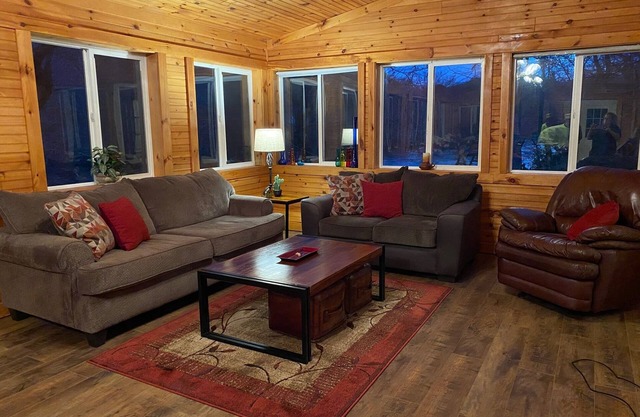 The Ruby River - Phenomenal Riverfront Cabin