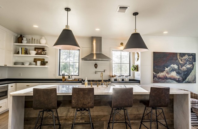 The Sage Farmhouse- A modern farmhouse on 27 acres just 25 mins from Round Top