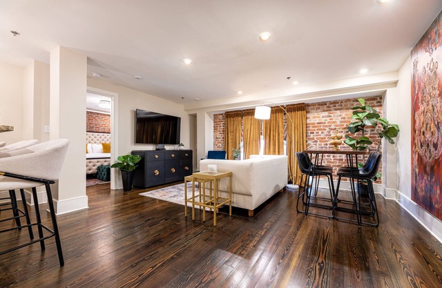 The Saint - Historic FQ Apt. - 60 Day Min. Rental
