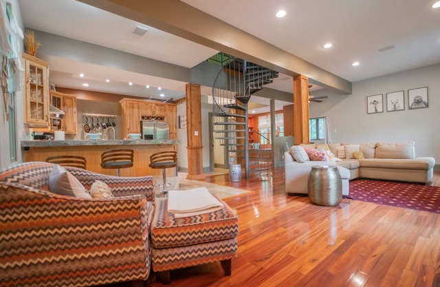 The Sandcastle, Hot Tub Open Year Around, Fire Pit, Walk to the Beach