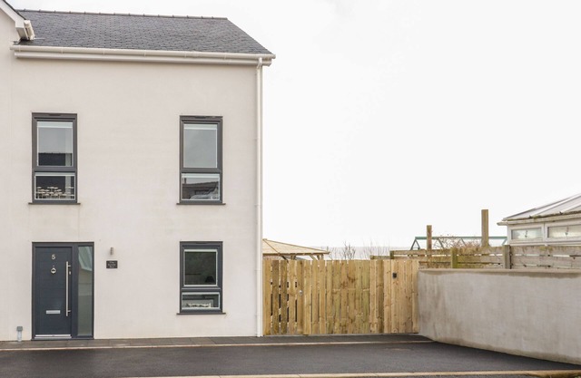 THE SANDY BEE, pet friendly, country holiday cottage in Benllech