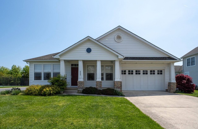 The Sandy Seahorse - Beautiful vacation home near the beach with pool access