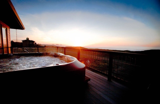 The Sea Sanctuary - Beachfront Stunning Newer Home - Hot Tub