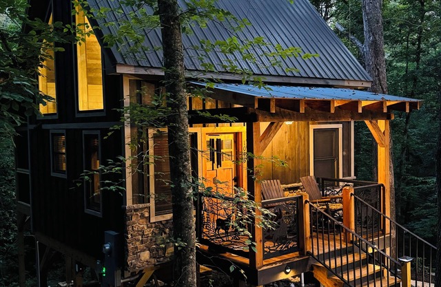“The Shack” on Farmers Creek. Tree house Tiny house