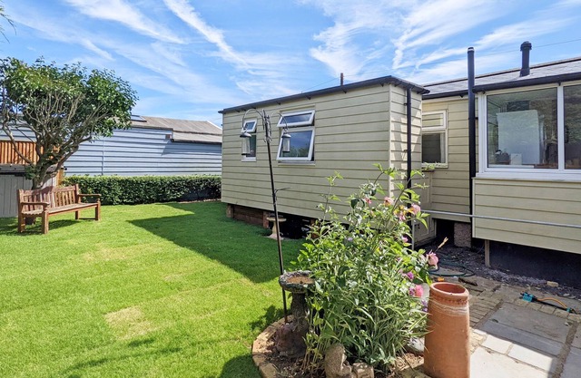 The Shack - Selsey - a lodge/cabin that sleeps 6 guests in 3 bedrooms