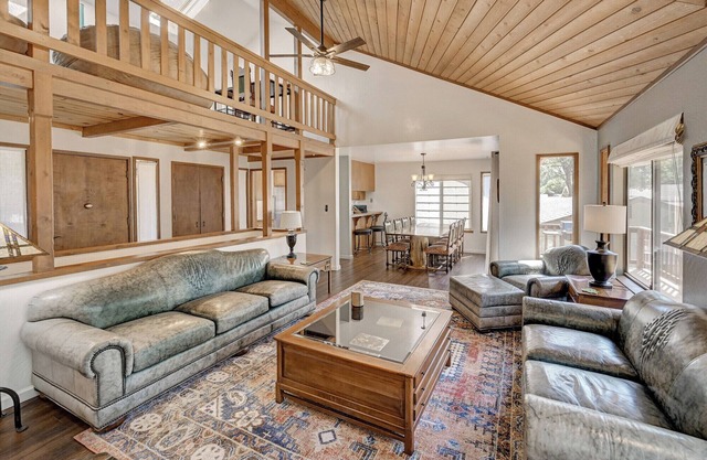 The Shamrock- Steps from Downtown Murphys!