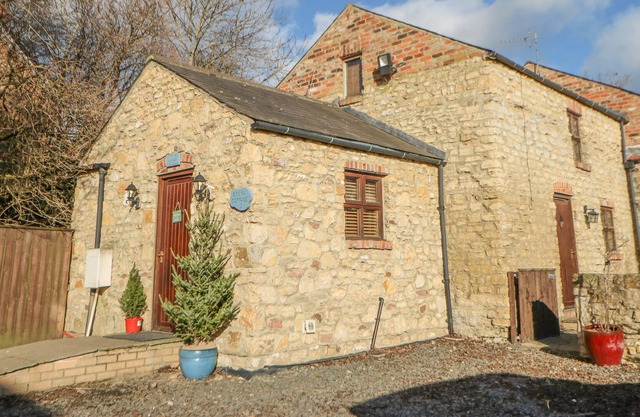THE SHED, pet friendly, with hot tub in Coxhoe