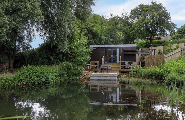 THE SHEPHERDS HUT AT BRIDGE LAKE FARM & FISHERY in Chacombe