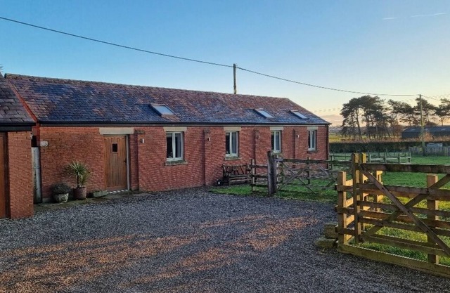 The Shippon -Hot Tub ext chg - Superking-Log Fire