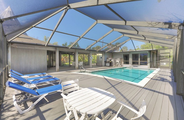 The Shore Bird-Private Captiva Escape Bay to Gulf Cottage!