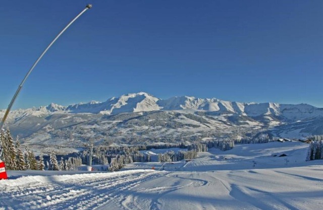 THE SLALOM 2, panoramic view of Mont-Blanc At the foot of the Combloux Megève slopes