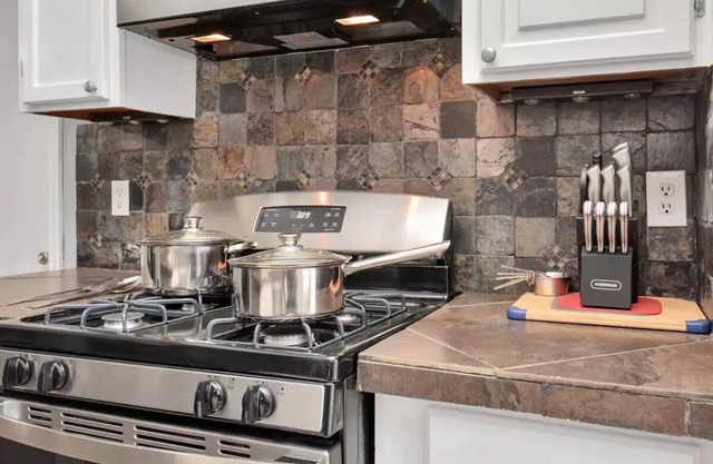 The Sleek Escape * Zen Courtyard * Artsy Backyard * Close to City & Attractions
