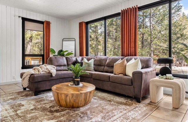 The Sleeping Moose | Cozy Cabin in the BC Rockies!
