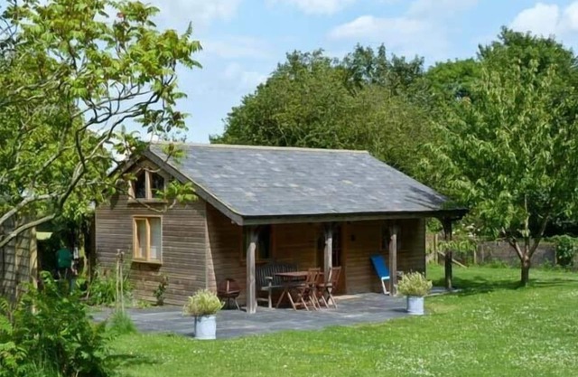 THE SPRINGS, luxury holiday cottage, with pool in Ryde