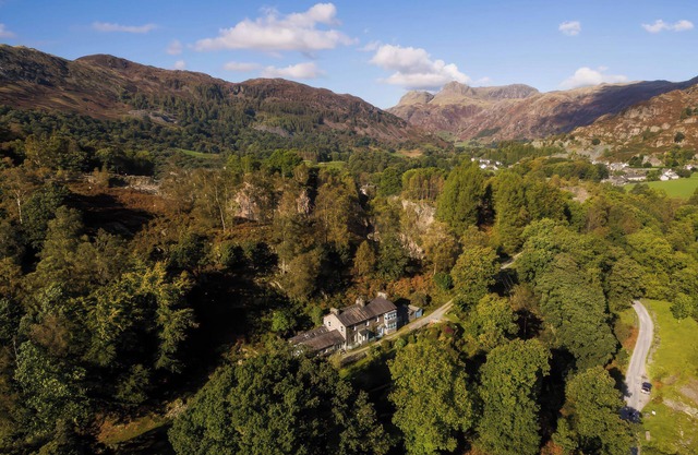 THE STABLE AT OAKBANK, romantic, with open fire in Elterwater