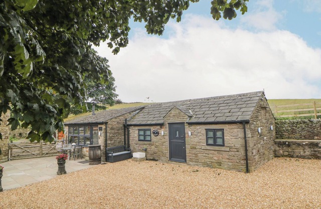 THE STABLES AT BADGERS CLOUGH FARM, with open fire in Disley