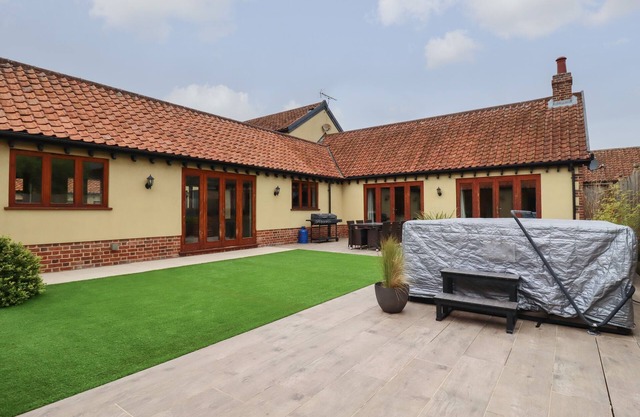 THE STABLES AT HALL BARN, family friendly in Walsham-Le-Willows