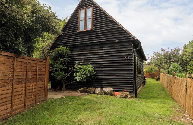 THE STABLES BARN, pet friendly, with a garden in Fontwell