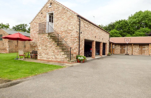 THE STABLES, CRAYKE LODGE, romantic, with open fire in Easingwold