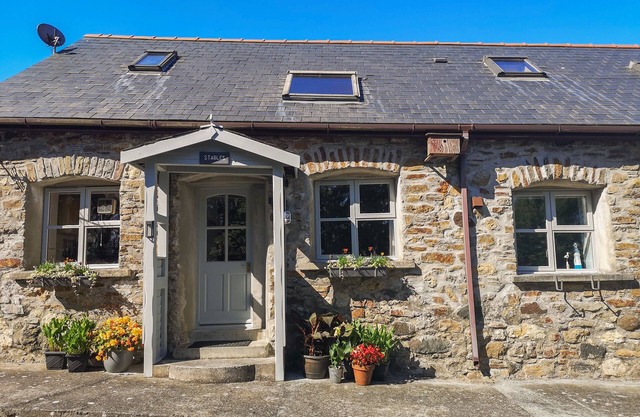 THE STABLES, family friendly, with a garden in Dulas