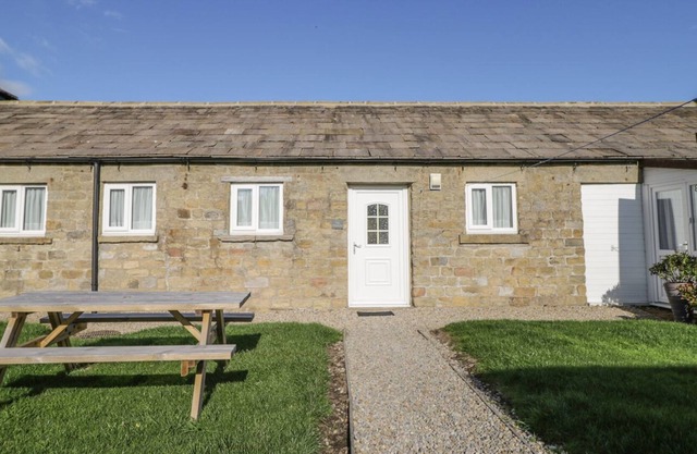 THE STABLES, pet friendly, character holiday cottage in Masham