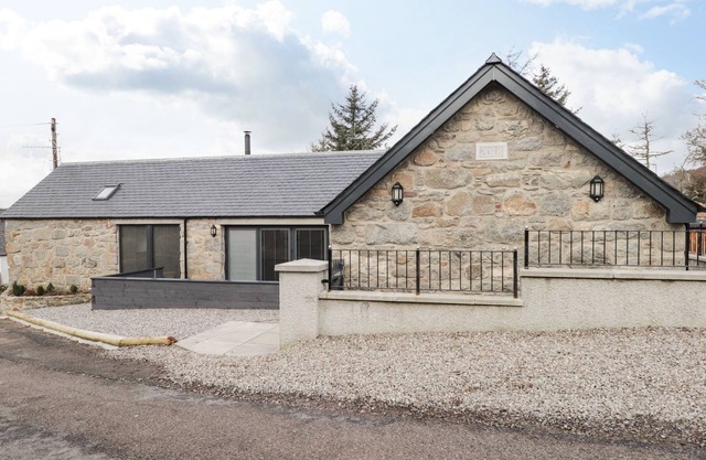 THE STEADING, family friendly, character holiday cottage in Rogart